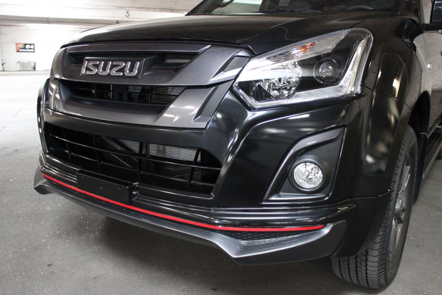 Логотип Isuzu D-Max Urban Double Cab 2017 года  (фото 11 из 13)